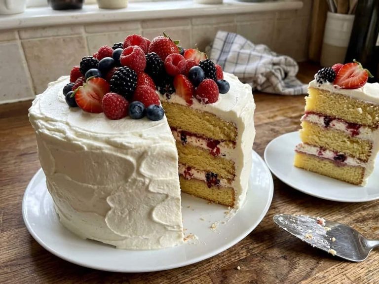 fresh berry chantilly cake — Classic Fresh Berry Chantilly Cake